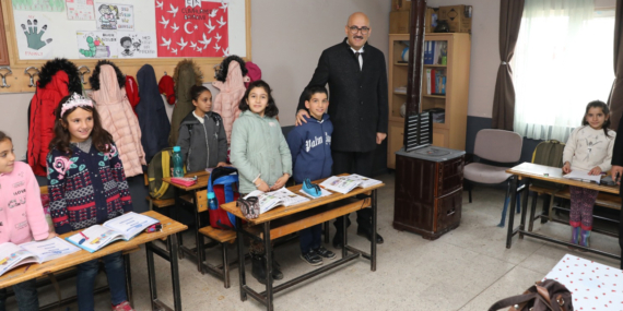 İpekyolu Kaymakamı Aydın, kırsal mahallelerdeki okulları ziyaret etti