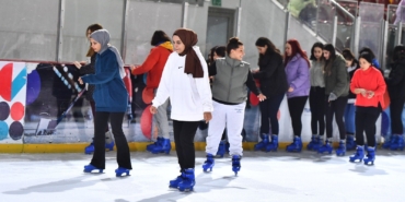 izmir'de kadınlar günü buz pistinde kutlandı