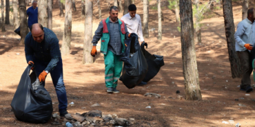 Başkan Çiftçi temizlik personeliyle birlikte ormanda çöp topladı