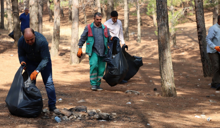 Başkan Çiftçi temizlik personeliyle birlikte ormanda çöp topladı